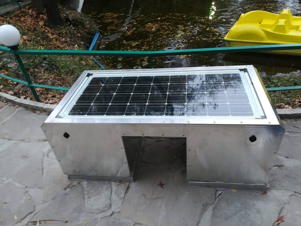 Пейката NSpot със соларен панел, монтирана в Морската градина във Варна.